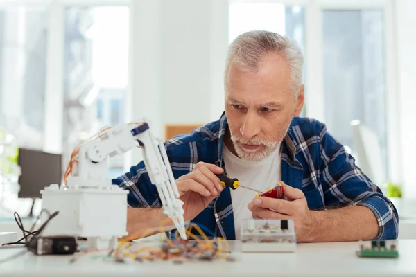 Ingénieur intelligent sérieux travaillant — Photo