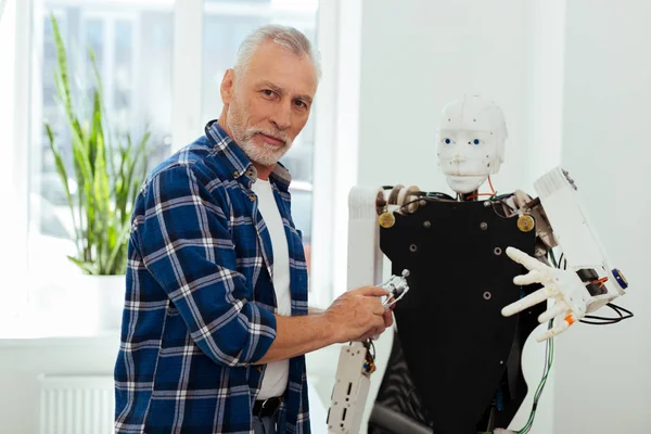 Sana bakarken neşeli pozitif mühendisi