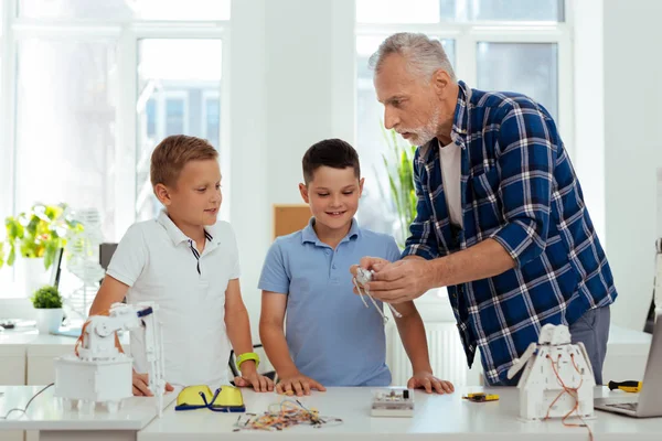 Хороший приємний чоловік розмовляє зі своїми онуками — стокове фото