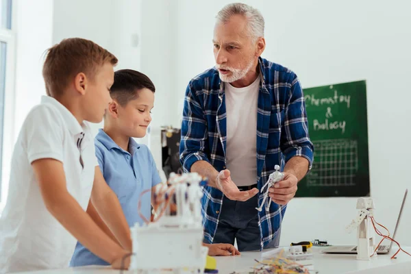 Agradable hombre agradable hablando con los colegiales — Foto de Stock