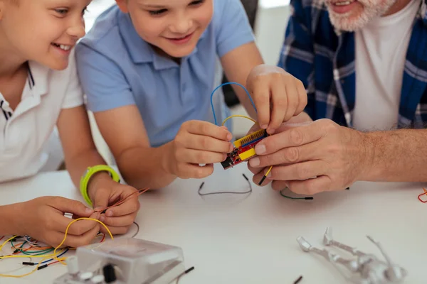 Bir robot yapmak mutlu akıllı çocuk