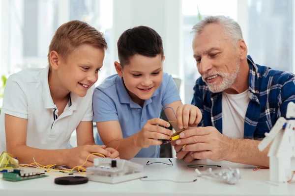 Fröhliche schlaue Kinder, die Spaß haben — Stockfoto