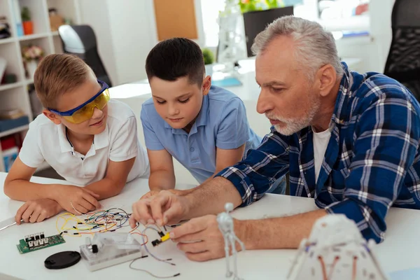 Çok iyi onun torunları ile birlikte oturan adam yaşlı