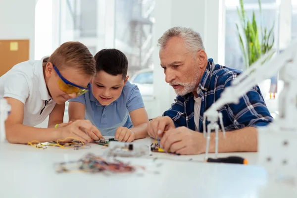 Güzel akıllı çocuklar birlikte çalışma