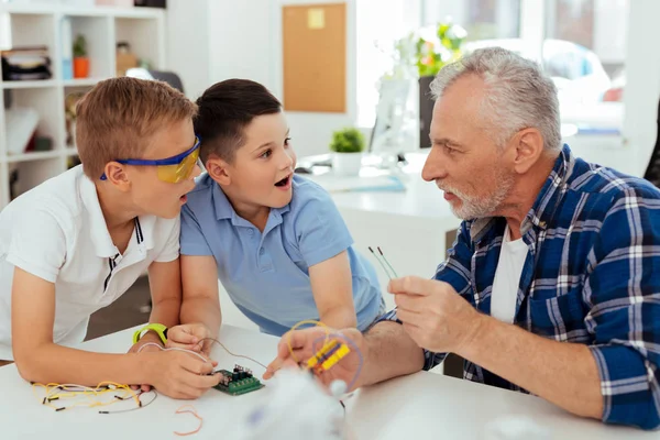 Meraklı onların öğretmeni arayan çocuklar şaşırttı