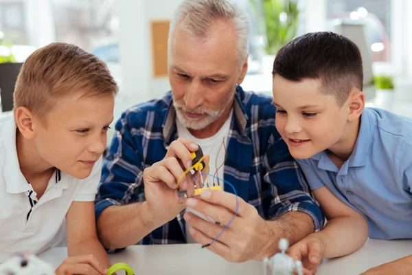 Öğretmenleri oturan güzel akıllı çocuk