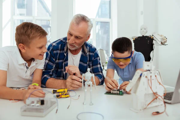 Pratik bir sınıf olması olumlu neşeli çocuklar