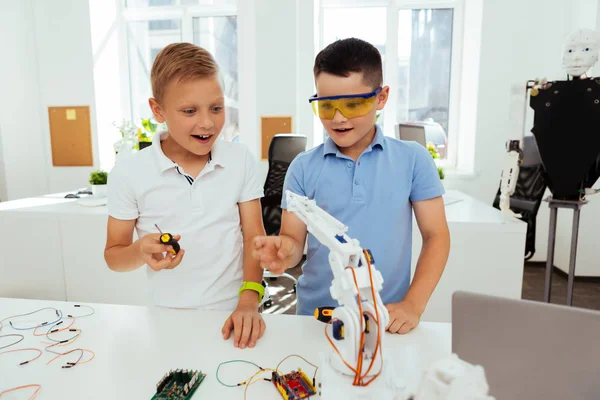 Radosny szczęśliwy chłopców nad ich projektu nauki — Zdjęcie stockowe
