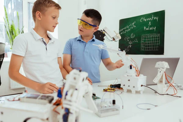 Birbirinizle konuşmak akıllı güzel çocuklar