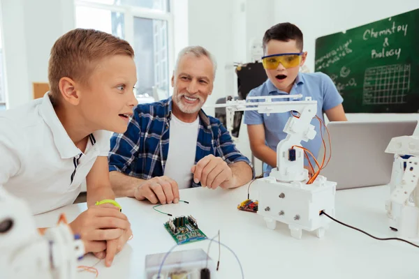 Akıllı uslu çocuk heyecanlı olmak