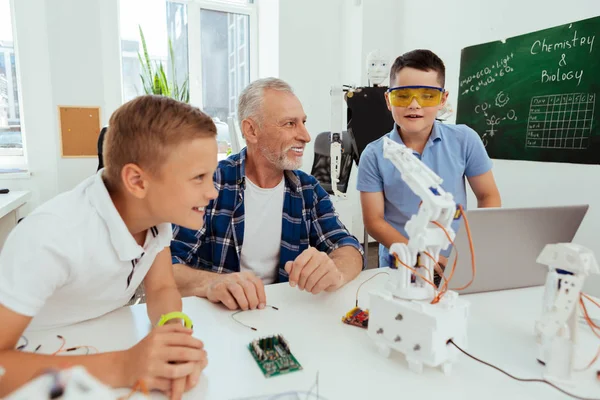 Alegre hombre feliz mirando a sus pupilas — Foto de Stock