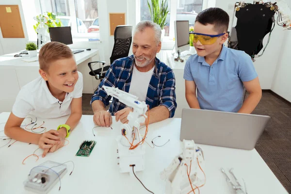 Mutlu heyecanlı öğrenciler robot arıyor