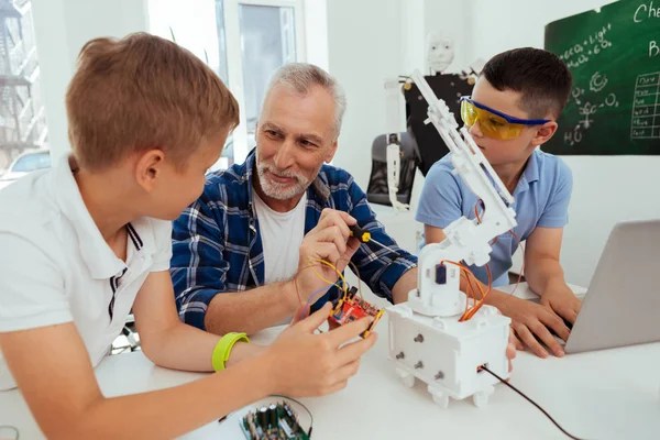 Pozitif neşeli çocuklar eğleniyor