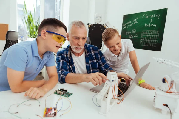 Professor de ciências inteligentes apontando para o robô — Fotografia de Stock