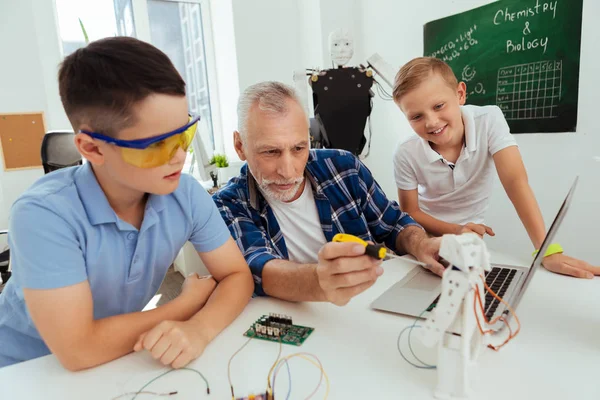 Bir tornavida ile işaret memnun yaşlı adam