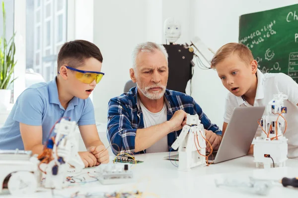 Niza jóvenes chicos siendo emocionado — Foto de Stock