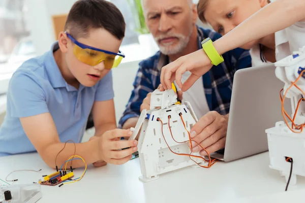 Tablo üzerinde yeni modern robot duran