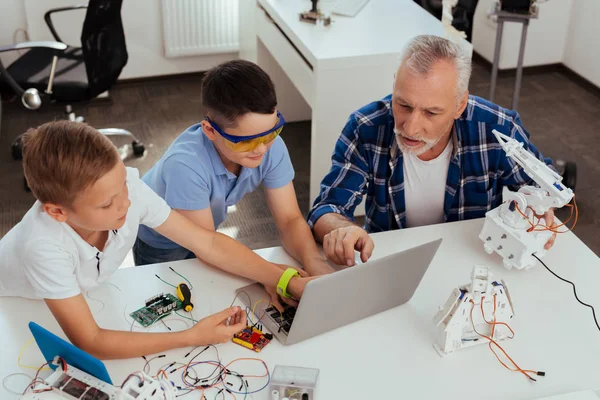 Dizüstü bilgisayar ekranında işaret eden güzel neşeli insanlar