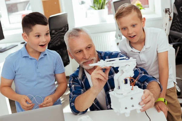 Mutlu pozitif çocuklar robot arıyor