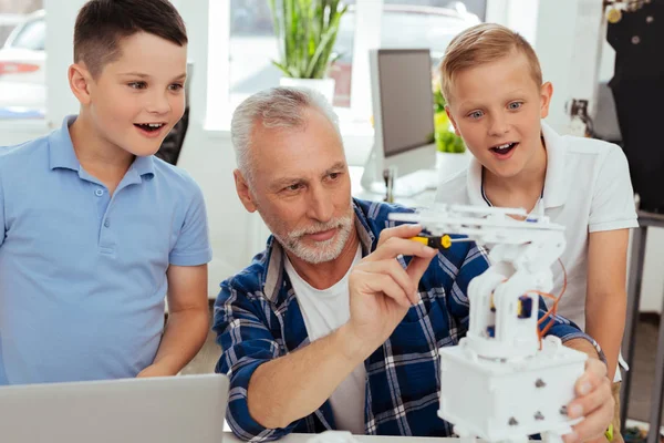 Pozitif öğretmenleri duran çocuklar heyecanlı