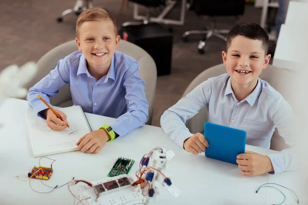 Gülümseyen mutlu pozitif çocuklar