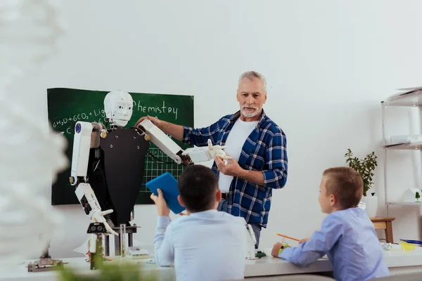 Hombre de edad positiva hablando de robots — Foto de Stock