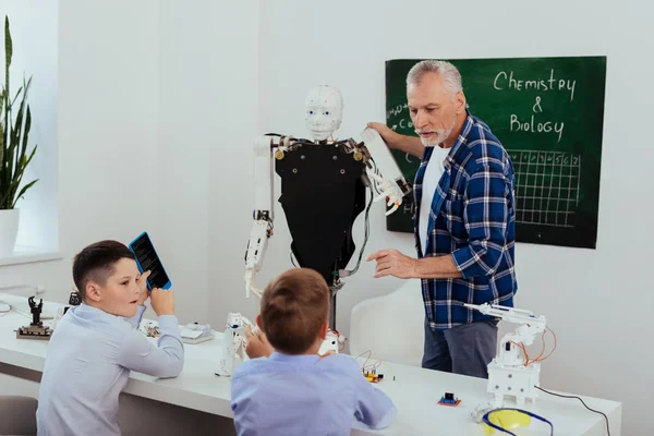 Bir ders veren güzel akıllı adam