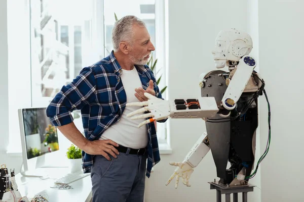 Muhabbet ciddi yaşlı adam