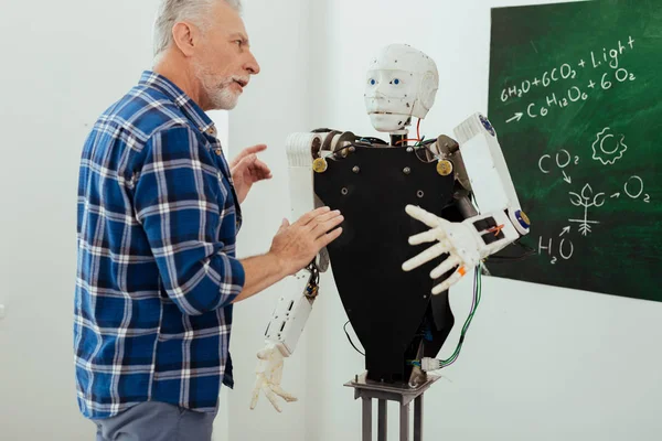 Robotla konuşan ciddi sakallı adam