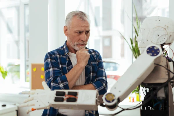 Ciddi düşünceli adam için yeni fikirler arıyor