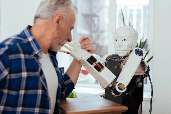 Szép örömteli ember nézi a robot — Stock Fotó