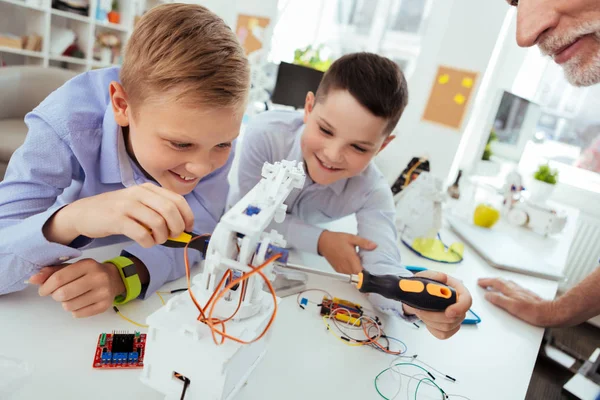 Mutlu neşeli çocuk robot arıyor