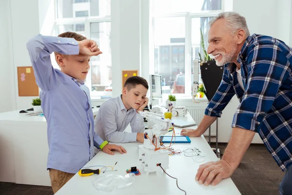 Alnına dokunuyor güzel yorgun çocuk