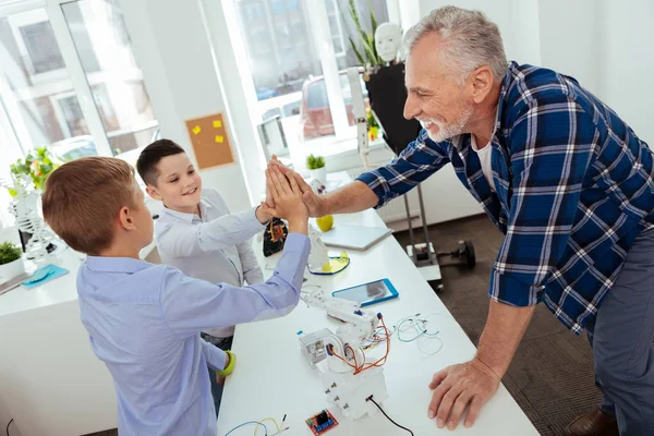 Çak bir beşlik vererek neşeli mutlu çocuklar