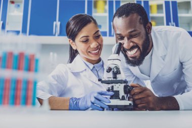 Kimyasal asistan laboratuvarda büyük ölçüde çalışma zevk