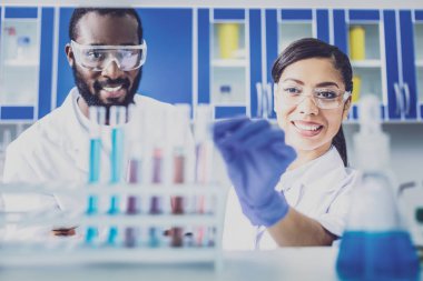 İki kimyagerler şeffaf gözlük