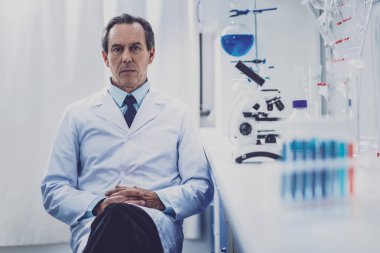 Deneyimli doktor beyaz üniforma