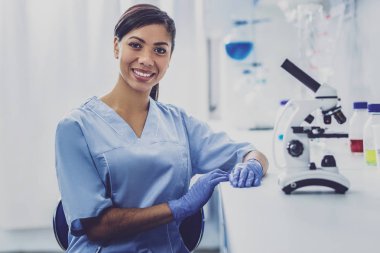 Güzel genç genetiğinin mavi üniforma