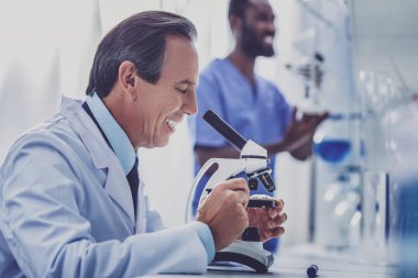 Yüz kırışıklıkları mikroskop kullanarak ile yaşlı kimyager