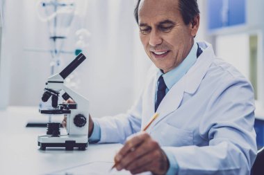 Rapor yazma mavi kravat giyen biyolog