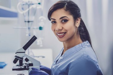 Esmer genç genetiğinin ilham duygu