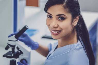 Mikroskop bakarak çekici kara gözlü kimyager