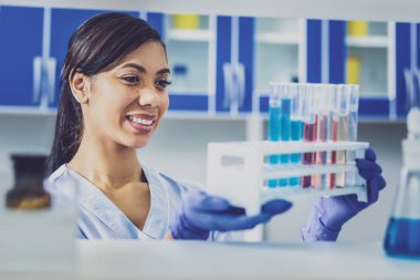 Büyüleyici kara gözlü Doktor test tüpleri seyir
