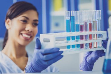 Büyüleyici biyolog test tüpleri eşine gösterilen