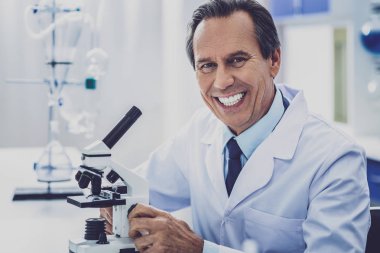 Akıllı genetiğinin sonuçlar elde ederken gülen