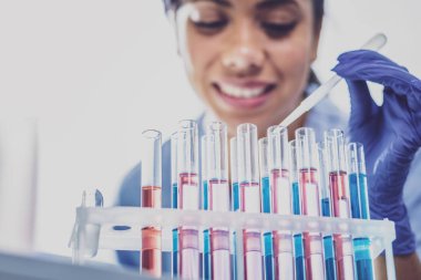 Esmer biyolog test tüpleri seyir