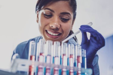 Kimyasallar ampuller ile çalışma genetiğinin gülümseyen