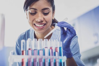 Laboratuvarda çalışan büyüleyici genç kimyager