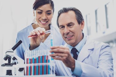 Çalışma onun Şef izlerken kadın biyolog