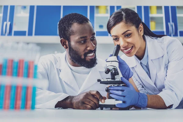 Химический ассистент с бородой смотрит на своего научного советника — стоковое фото